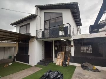 AMPLIA CASA A LA VENTA SECTOR EL BATAN ALTO, PARQUE METROPOLITANO.