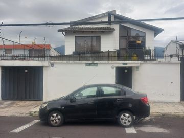 AMPLIA CASA A LA VENTA SECTOR EL BATAN ALTO, PARQUE METROPOLITANO.