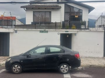AMPLIA CASA A LA VENTA SECTOR EL BATAN ALTO, PARQUE METROPOLITANO.