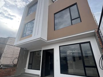 C1439 AMPLIAS Y MODERNAS CASAS DE VENTA, Sector Av. Los Cerezos C1439