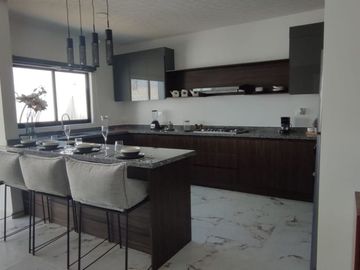 CASA EN VENTA CON EQUIPAMIENTO CON ROOF GARDEN EN ZONA EXCLUSIVA