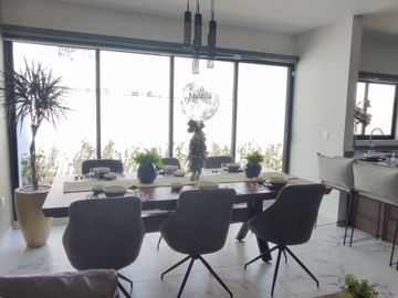 CASA EN VENTA CON EQUIPAMIENTO CON ROOF GARDEN EN ZONA EXCLUSIVA