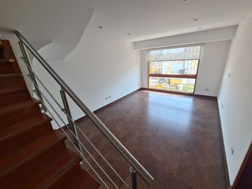 Depa duplex en alquiler super iluminado de 2 dormitorios en San Isidro a 1 cuadra del Olivar