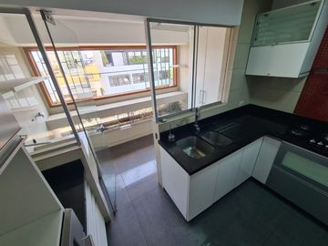 Depa duplex en alquiler super iluminado de 2 dormitorios en San Isidro a 1 cuadra del Olivar