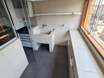 Depa duplex en alquiler super iluminado de 2 dormitorios en San Isidro a 1 cuadra del Olivar