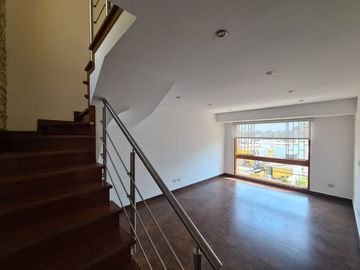 Depa duplex en alquiler super iluminado de 2 dormitorios en San Isidro a 1 cuadra del Olivar