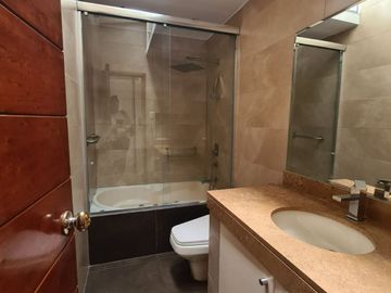 Depa duplex en alquiler super iluminado de 2 dormitorios en San Isidro a 1 cuadra del Olivar