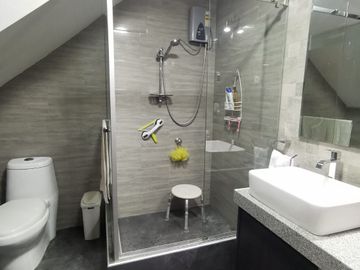 CASA MULTIFAMILIAR CON 4 DPTOS MAS TRERRAZA