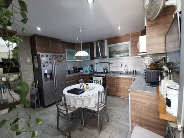 CASA MULTIFAMILIAR CON 4 DPTOS MAS TRERRAZA