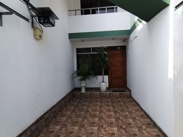 CASA MULTIFAMILIAR CON 4 DPTOS MAS TRERRAZA