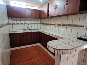 CASA MULTIFAMILIAR CON 4 DPTOS MAS TRERRAZA