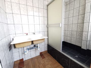 CASA MULTIFAMILIAR CON 4 DPTOS MAS TRERRAZA