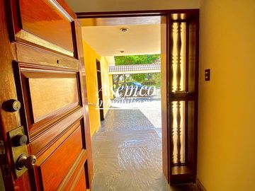 ¡Ocasión! Surco, en Venta Casa Frente a Parque con Jardín y Terraza - 200 m²-  3 Pisos