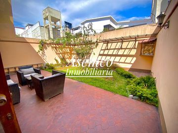 ¡Ocasión! Surco, en Venta Casa Frente a Parque con Jardín y Terraza - 200 m²-  3 Pisos