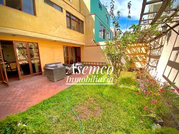 ¡Ocasión! Surco, en Venta Casa Frente a Parque con Jardín y Terraza - 200 m²-  3 Pisos