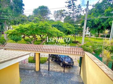 ¡Ocasión! Surco, en Venta Casa Frente a Parque con Jardín y Terraza - 200 m²-  3 Pisos