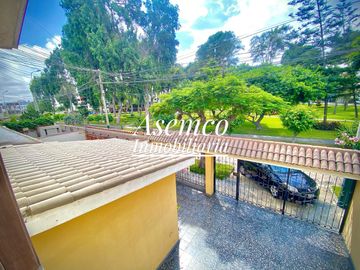 ¡Ocasión! Surco, en Venta Casa Frente a Parque con Jardín y Terraza - 200 m²-  3 Pisos