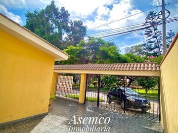 ¡Ocasión! Surco, en Venta Casa Frente a Parque con Jardín y Terraza - 200 m²-  3 Pisos