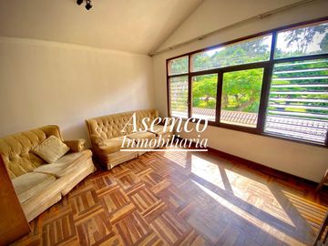 ¡Ocasión! Surco, en Venta Casa Frente a Parque con Jardín y Terraza - 200 m²-  3 Pisos