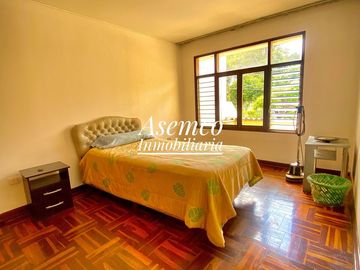 ¡Ocasión! Surco, en Venta Casa Frente a Parque con Jardín y Terraza - 200 m²-  3 Pisos