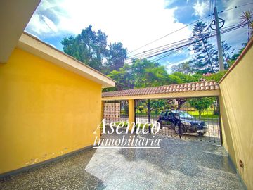 ¡Ocasión! Surco, en Venta Casa Frente a Parque con Jardín y Terraza - 200 m²-  3 Pisos