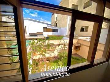 ¡Ocasión! Surco, en Venta Casa Frente a Parque con Jardín y Terraza - 200 m²-  3 Pisos