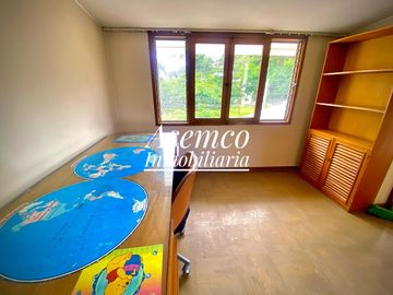 ¡Ocasión! Surco, en Venta Casa Frente a Parque con Jardín y Terraza - 200 m²-  3 Pisos