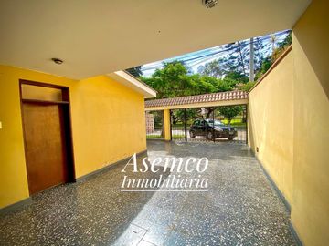 ¡Ocasión! Surco, en Venta Casa Frente a Parque con Jardín y Terraza - 200 m²-  3 Pisos