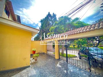 ¡Ocasión! Surco, en Venta Casa Frente a Parque con Jardín y Terraza - 200 m²-  3 Pisos