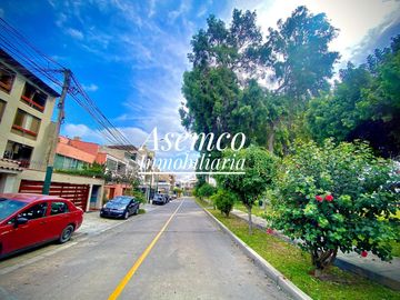 ¡Ocasión! Surco, en Venta Casa Frente a Parque con Jardín y Terraza - 200 m²-  3 Pisos