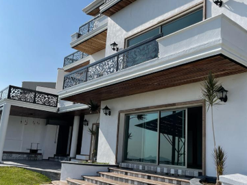 Hermosa Casa en Venta Bugambilias 2da Seccion, Zapopan.