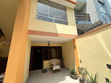 VENTA DE DEPARTAMENTO TRIPLEX - CALLE LAS VIOLETAS – SAN LUIS