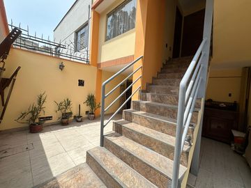 VENTA DE DEPARTAMENTO TRIPLEX - CALLE LAS VIOLETAS – SAN LUIS
