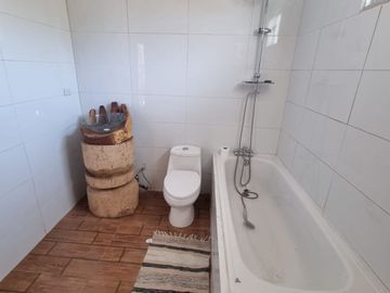Vendo Casa Solida 100 mts2 con Terreno de 5.000 mts2 a 5 minutos de La Huayca. Autosustentable Posee paneles Soleres y Agua de Pozo con bomba.
