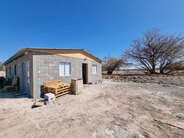 Vendo Casa Solida 100 mts2 con Terreno de 5.000 mts2 a 5 minutos de La Huayca. Autosustentable Posee paneles Soleres y Agua de Pozo con bomba.