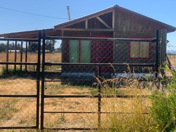 Se vende parcela 5.123 m2 con casa amoblada en Pelarco