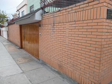 VENTA DE CASA COMO TERRENO 3 PISOS MIRAFLORES