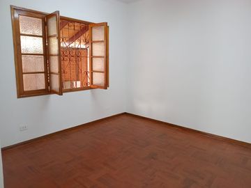 VENTA DE CASA COMO TERRENO 3 PISOS MIRAFLORES