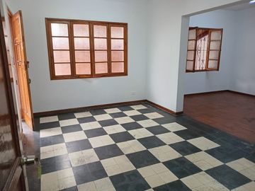 VENTA DE CASA COMO TERRENO 3 PISOS MIRAFLORES