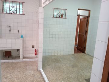VENTA DE CASA COMO TERRENO 3 PISOS MIRAFLORES