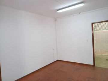 VENTA DE CASA COMO TERRENO 3 PISOS MIRAFLORES