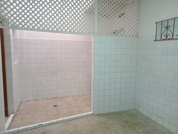 VENTA DE CASA COMO TERRENO 3 PISOS MIRAFLORES