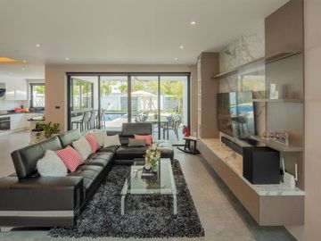 Modern 4 Bedroom Pool Villa in Hang Dong for Sale