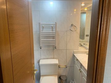 Depto de 3 dormitorios y 3 baños + servicios - Providencia