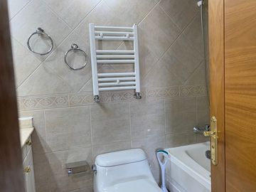 Depto de 3 dormitorios y 3 baños + servicios - Providencia