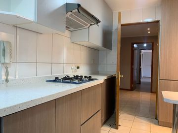 Depto de 3 dormitorios y 3 baños + servicios - Providencia