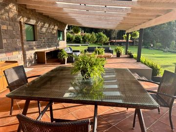 CASA EN VENTA CON AMPLIOS JARDINES Y AGUA ABUNDANTE EN VALLE DE BRAVO