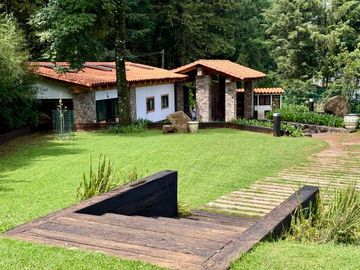 CASA EN VENTA CON AMPLIOS JARDINES Y AGUA ABUNDANTE EN VALLE DE BRAVO