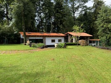 CASA EN VENTA CON AMPLIOS JARDINES Y AGUA ABUNDANTE EN VALLE DE BRAVO