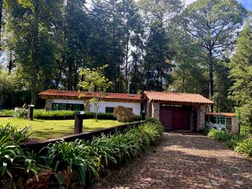 CASA EN VENTA CON AMPLIOS JARDINES Y AGUA ABUNDANTE EN VALLE DE BRAVO